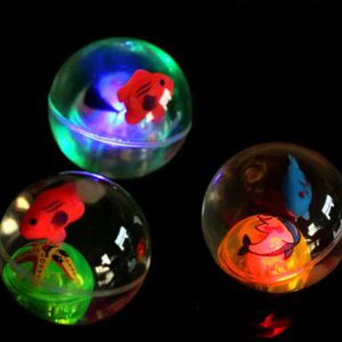 Bouncing ūdens bumba ar zivīm